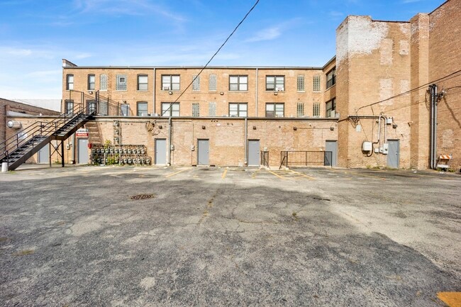 Building Photo - 414 Walnut St