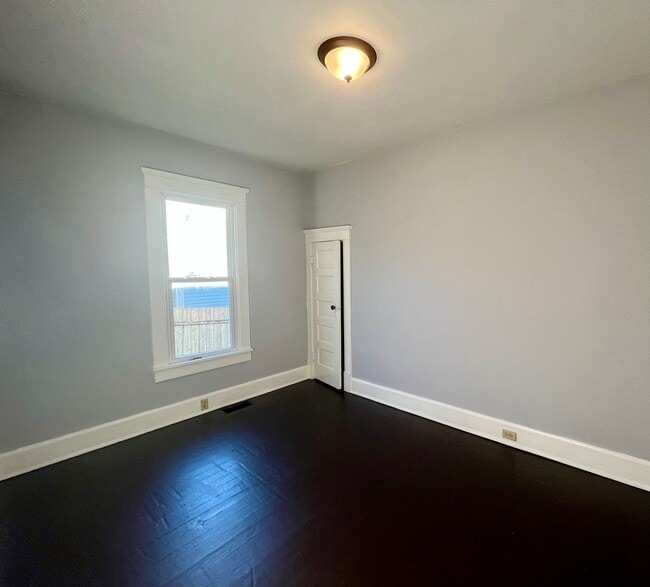 Building Photo - Two Bedroom in Alton