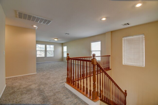 Building Photo - 4 Bed 3 Bath With Huge Loft