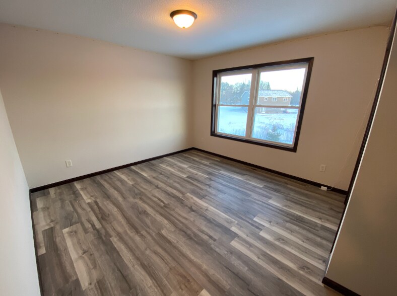 Building Photo - 906 Taft St S