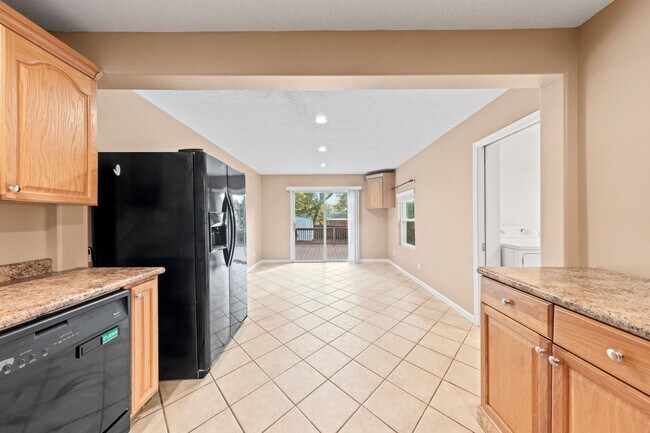 Building Photo - Pet Friendly!  Ideal location to Eglin AFB!!