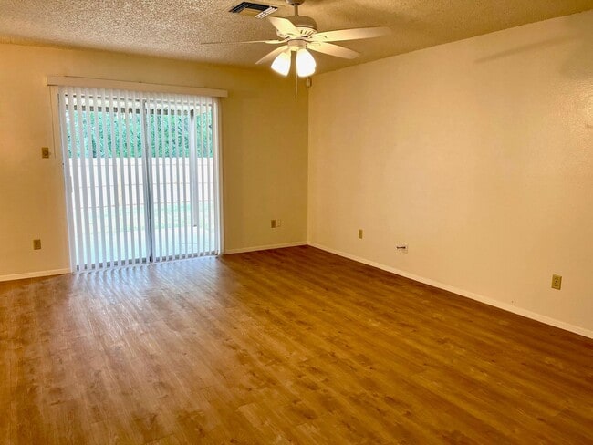 Building Photo - Charming 3/2 in Pipers Meadow  ~  *NO HOA*...