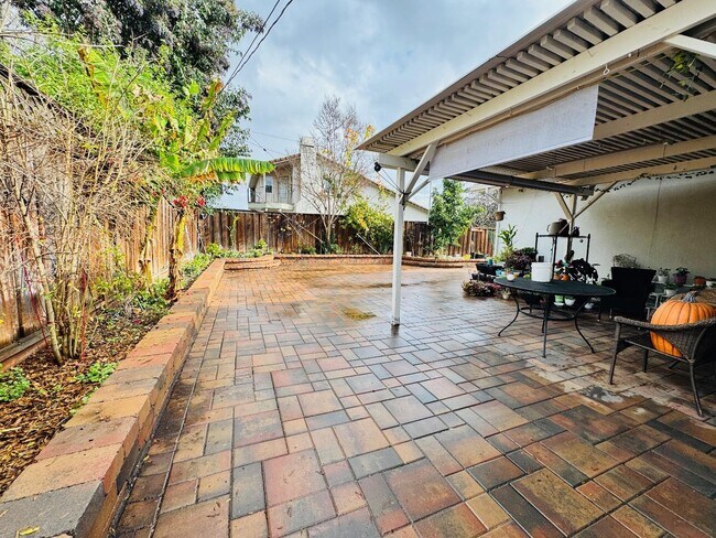 Building Photo - 5846 Pontiac Dr