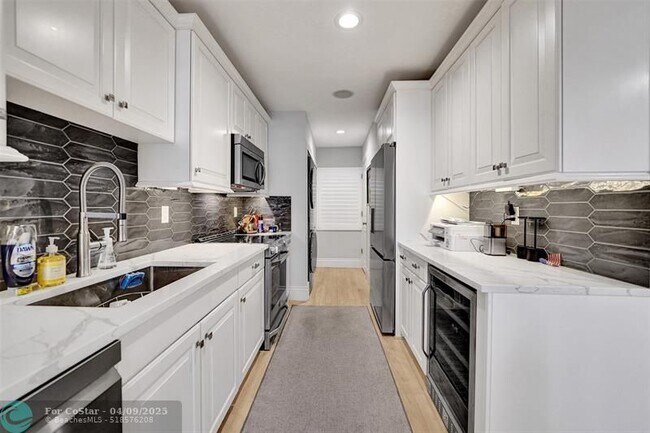 Building Photo - 3100 NE 48th St