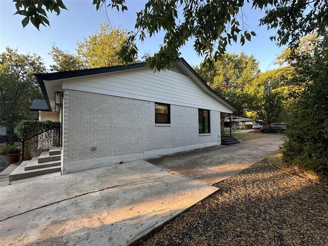 Building Photo - 4711 Fairview Dr