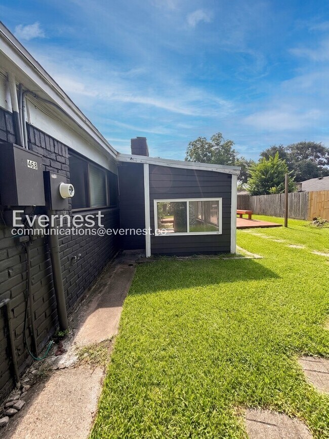 Building Photo - 4 Bed, 2 Bath Home with Fenced Yard & Garage / Pet-Friendly / Coming Soon!