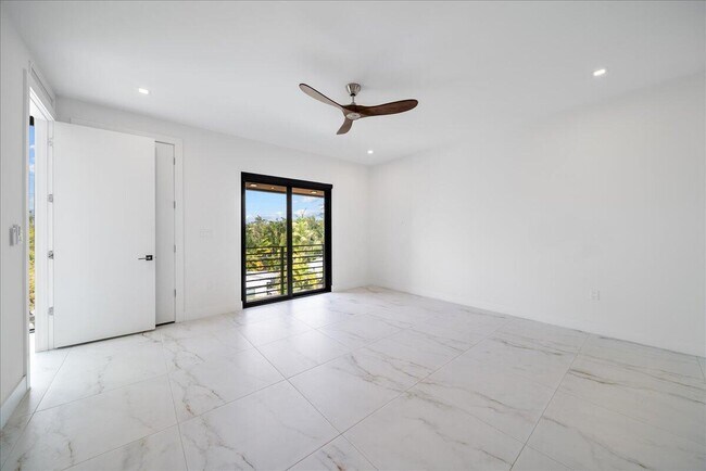 Building Photo - 1052 N Victoria Park Rd