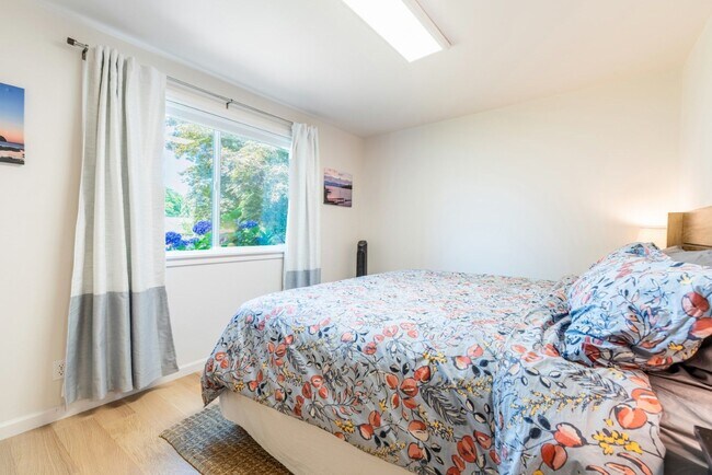 Building Photo - 4bd/1.75ba Shoreline Home