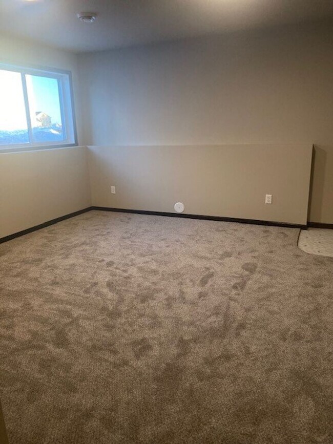 Building Photo - Modern 3 Bedroom Home with Garage & Fenced Yard for Rent!