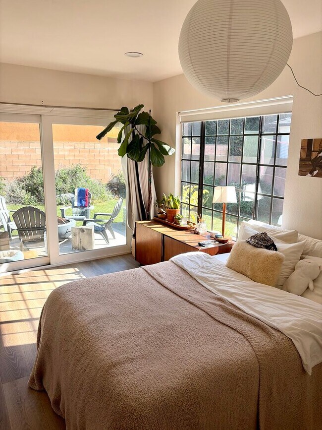 Building Photo - Quiet and Charming West LA Home!