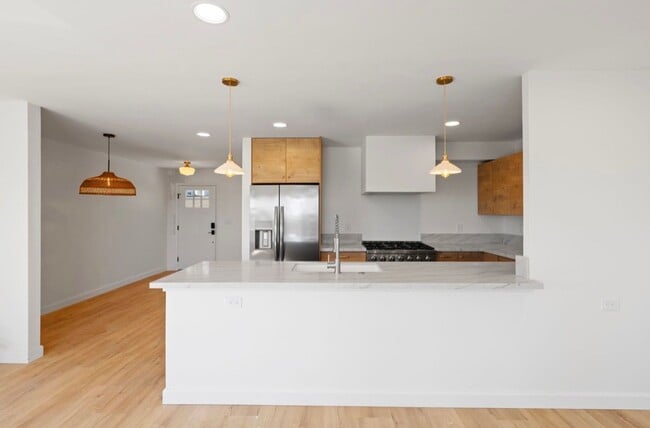 Building Photo - 3 Bed 2 Bath Townhouse For Rent in Pacific Beach.