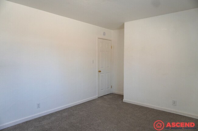 Building Photo - Cozy 3BD/2BA Home in Bakersfield's 93306 — Fully Equipped, Fireplace, Solar & All Pets Welcome!