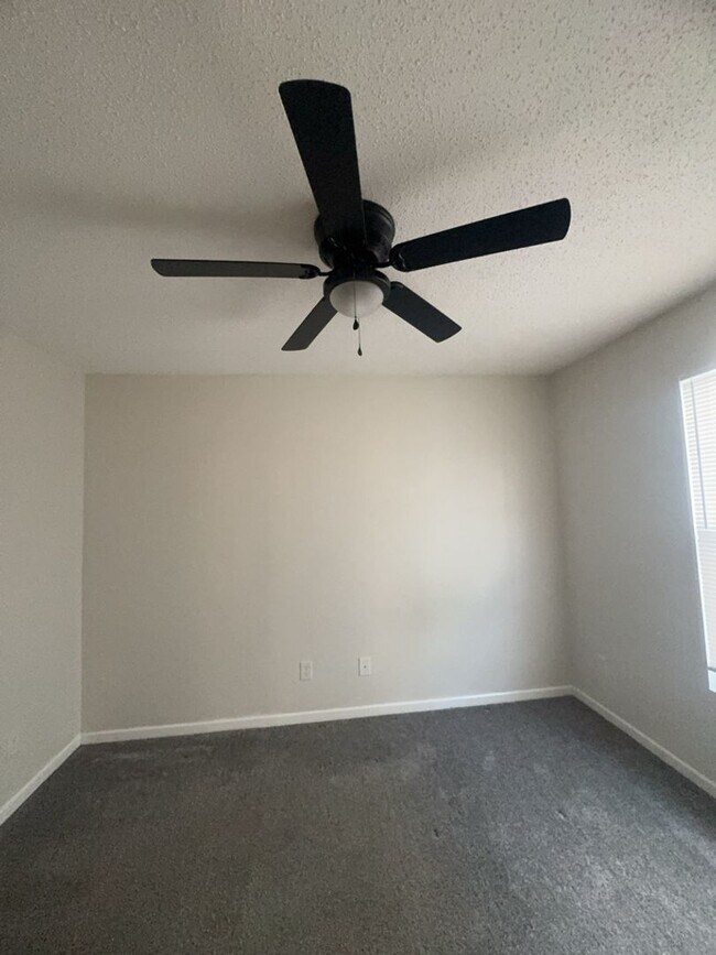 Building Photo - Beautiful 3 Bedroom, 2 Bath Available Now!