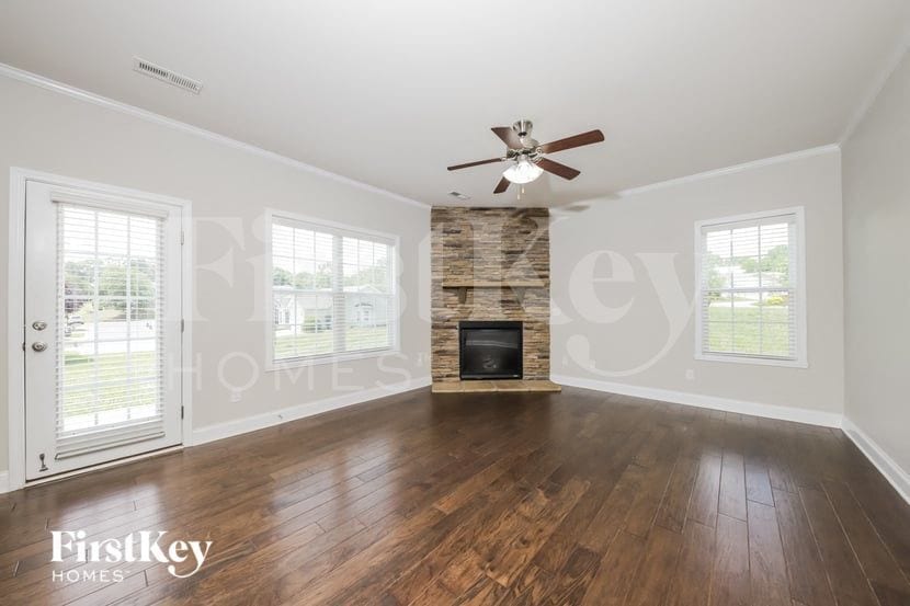 Building Photo - 5810 Woodside Frst Trl