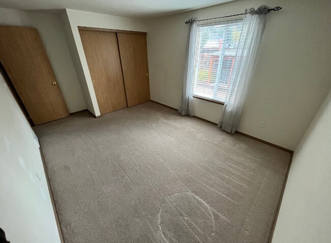 Building Photo - Spacious Westside 3-Bdrm + office & fenced yard!