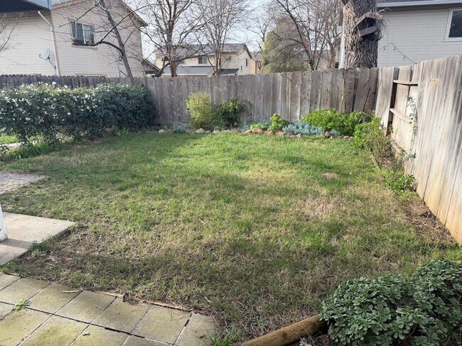 Building Photo - Huge Three Bedroom Townhouse with Garage and Backyard!