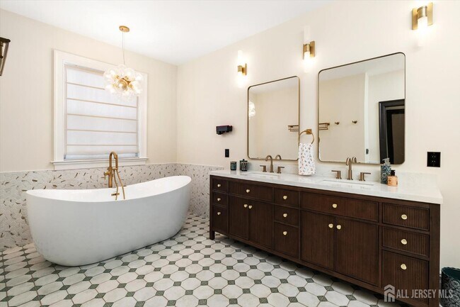 Building Photo - 11 Hamilton Dr