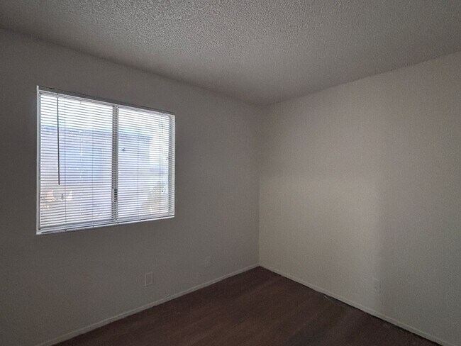 Building Photo - 3 Bedroom Townhouse with a 2 car garage and a middle courtyard area