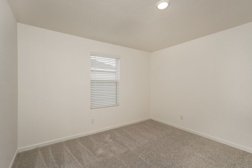 Building Photo - 5549 Bluebell Mdw