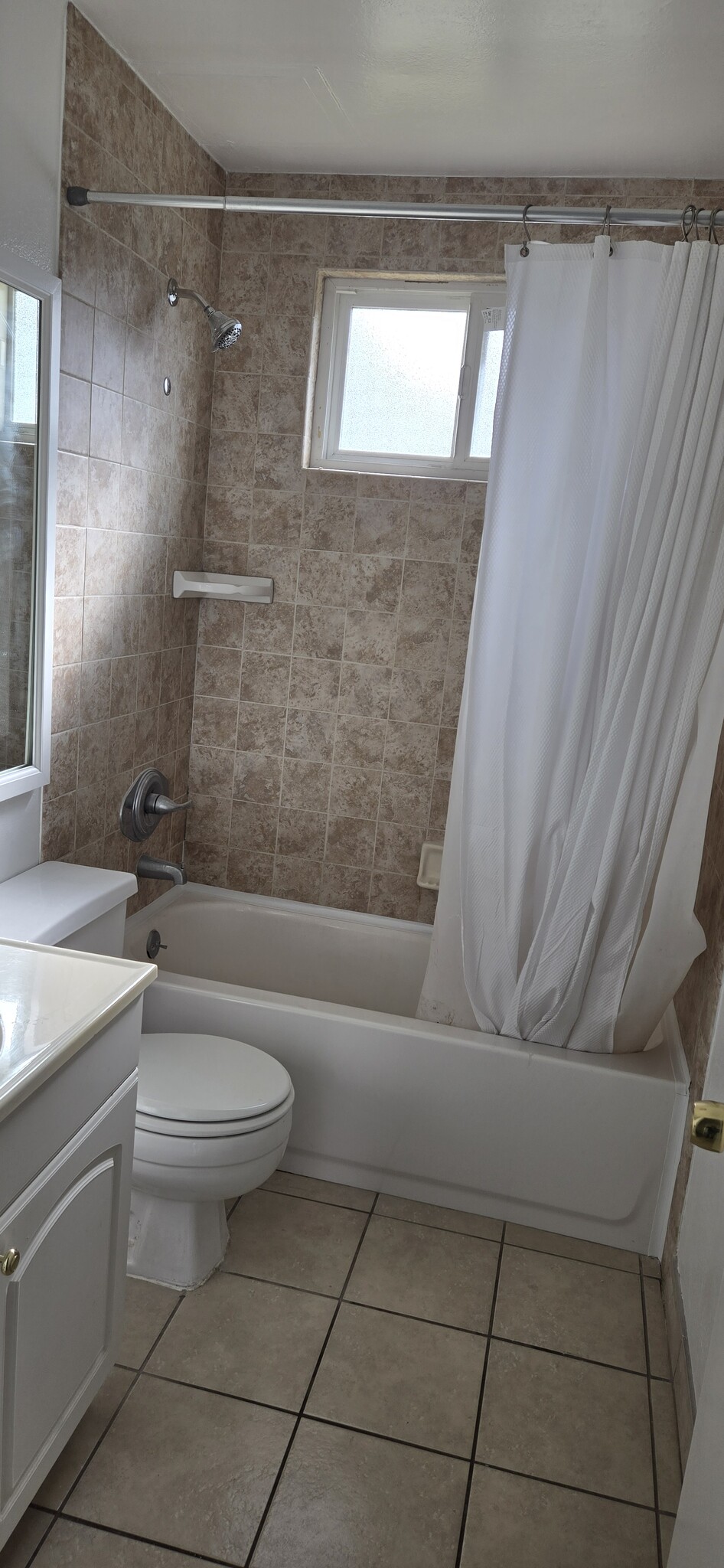 Main Bathroom - 1915 Dufour Ave