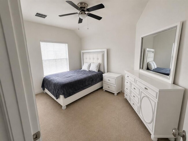 Building Photo - 14600 Iveans Way