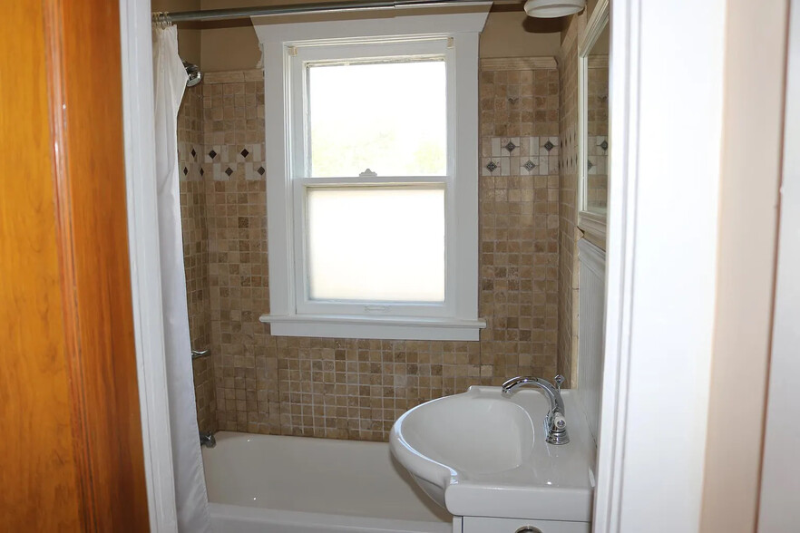 Bathroom - 5113 Wyandotte St