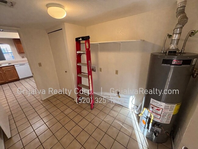 Building Photo - Cute 2 Bedroom, 2 Bath Townhome  *MOVE-IN SPECIAL* (Speedway/Wilmot)