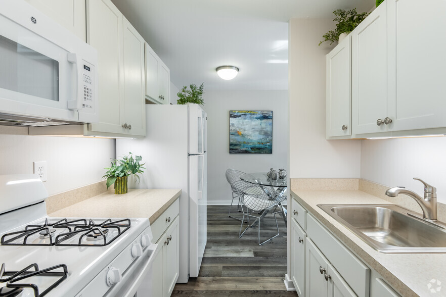 1 BR, 1 BA - Dolphin Square Apartments