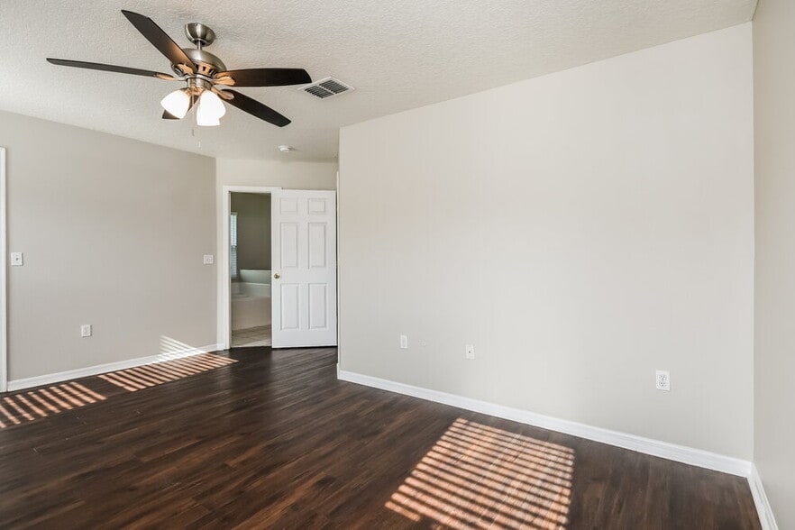 Building Photo - 330 Seville Pointe Ave