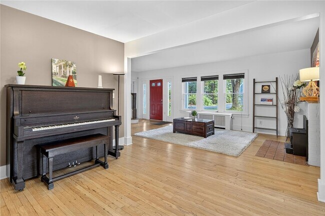 Building Photo - 204 Roat St