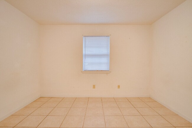 Building Photo - Pet-friendly Spacious Vinyl-Sided 2BR Apartment in Gulf Breeze