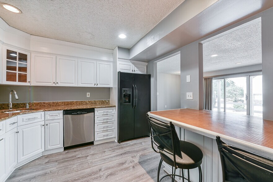 Building Photo - 45 Tulip Ln