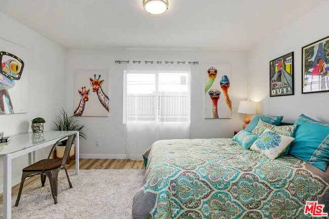 Building Photo - 6640 Woodley Ave