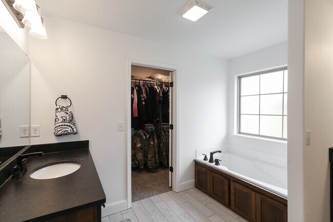 Building Photo - Like New Beautiful 3/2 Home in Gentry