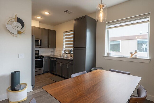 Building Photo - 2827 Manor Rd