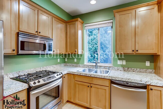 Building Photo - Pet free 3 bedroom Home with natural light...