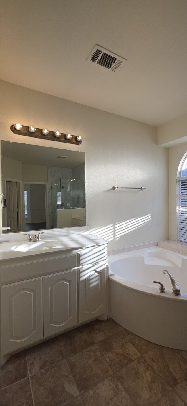 Building Photo - Recently remodeled 4 bedrooms, 3 bathrooms and move-in ready!