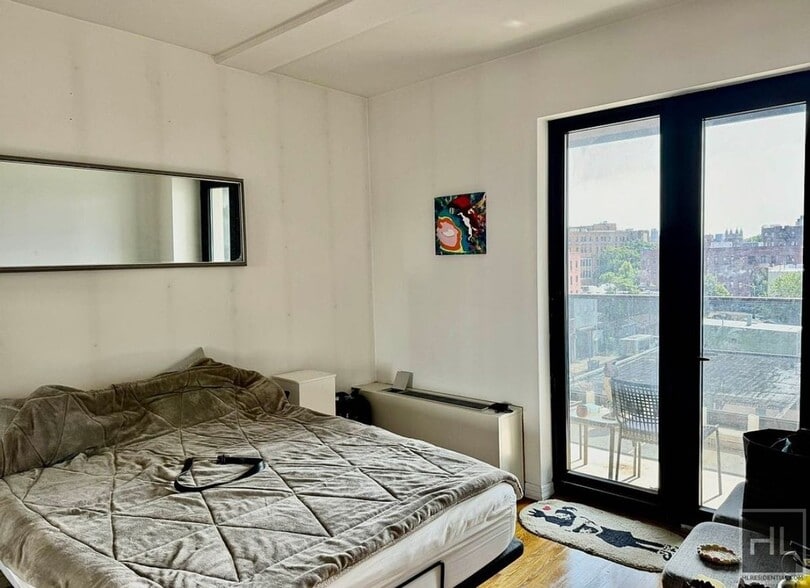Building Photo - Gorgeous rent stabilized one bedroom with balcony