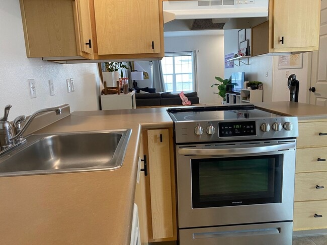 Building Photo - Location Location Location ~2 Bedroom 2.5 bath near OSU!