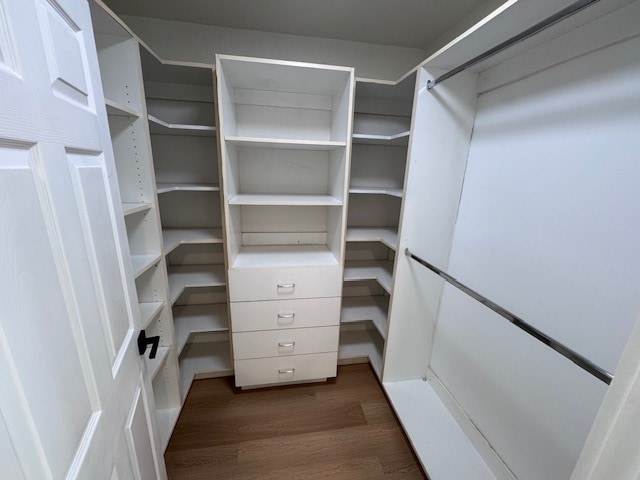 Walking Closet - 653 N Buena Vista St