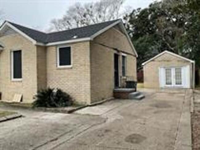 Building Photo - House for Rent