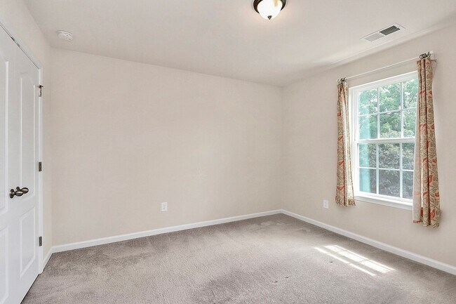 Building Photo - Welcome to this spacious 4 bedroom, 2.5 ba...
