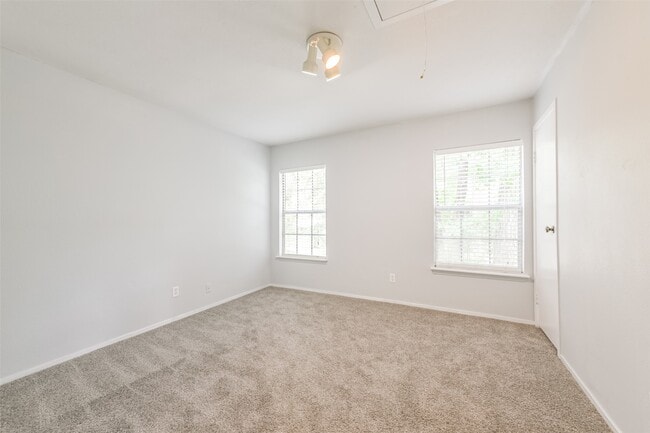 Building Photo - 2203 Riverford Dr