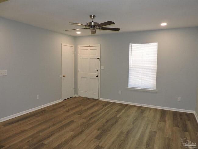 Building Photo - 6970 Woodley Dr