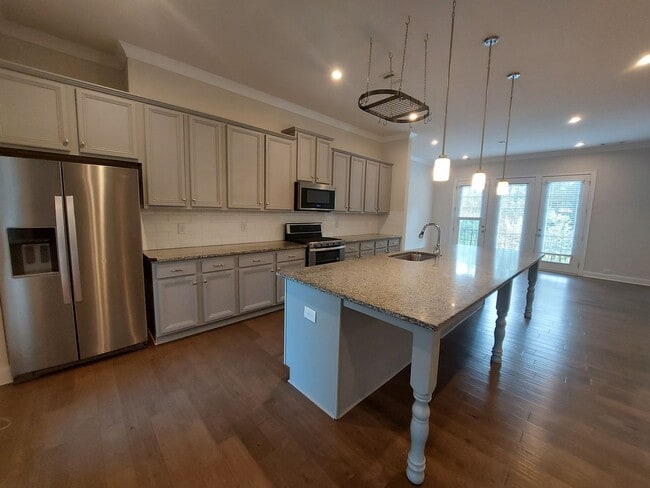 Building Photo - Large 3 Bedroom Luxury Townhome on Silver ...