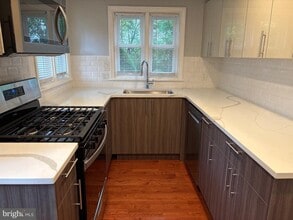 Building Photo - 453 W Lancaster Ave