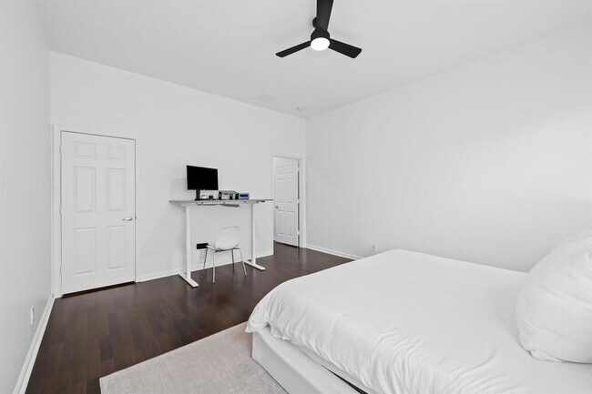 Building Photo - 515 SW 18th Ave