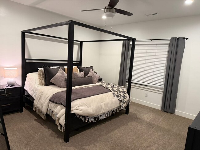 Building Photo - 695 E Vis Ln