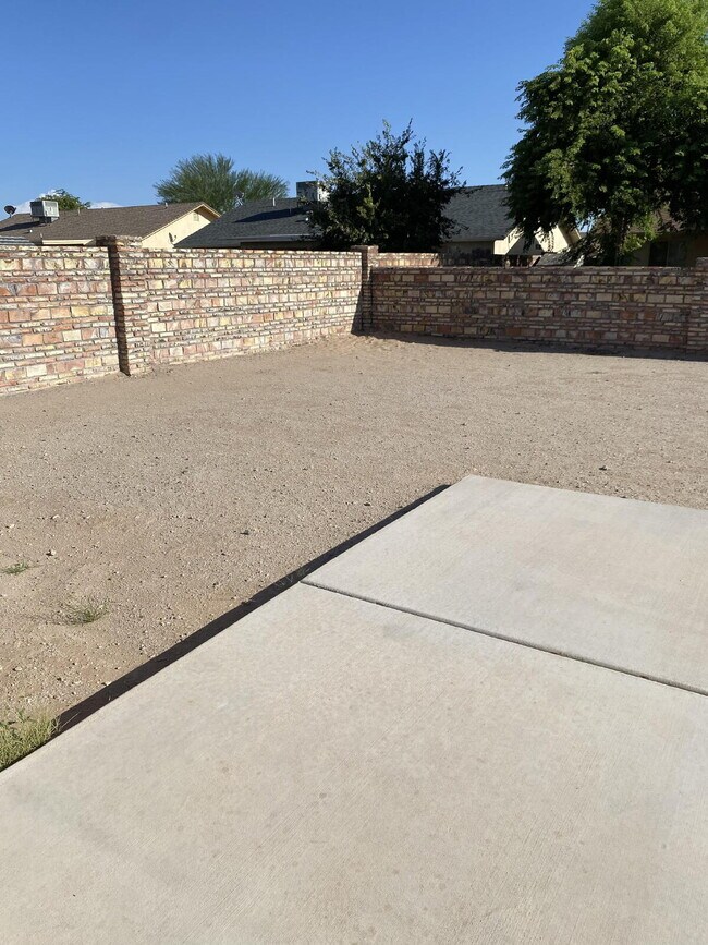 Building Photo - "Well-Kept 3 Bedroom 2 bathroom Villa Chap...