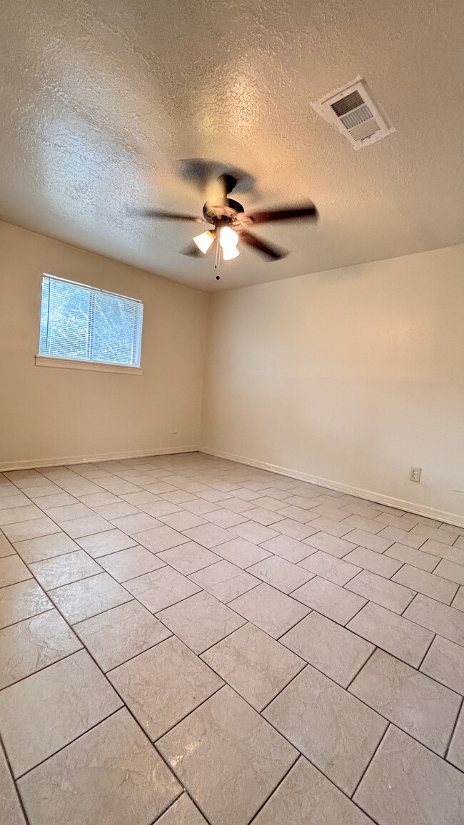 Building Photo - 1114 Un Vly Dr